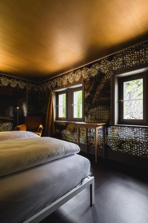 Postel nebo postele na pokoji v ubytování Post Hotel Löwe Mulegns