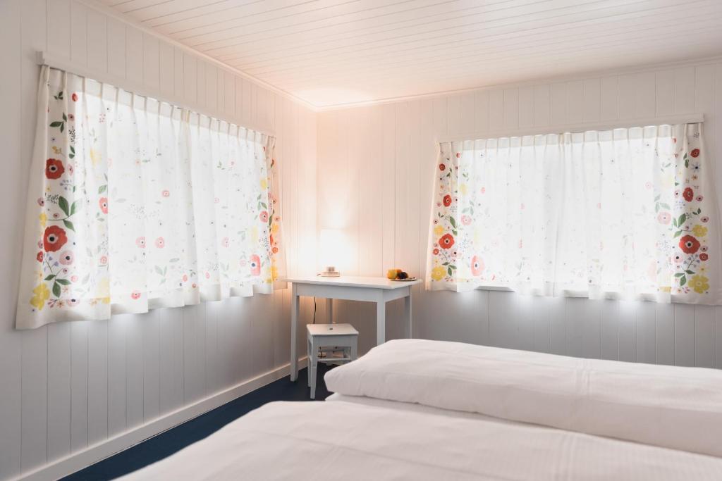 Postel nebo postele na pokoji v ubytování Post Hotel Löwe Mulegns