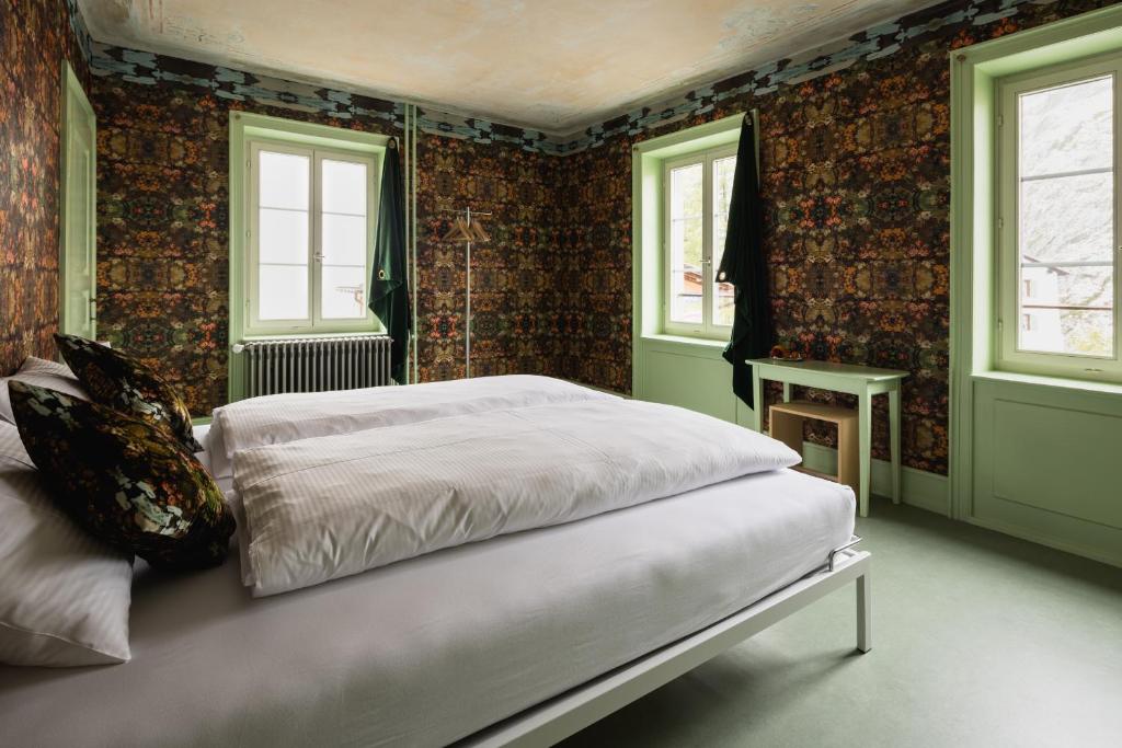 Postel nebo postele na pokoji v ubytování Post Hotel Löwe Mulegns