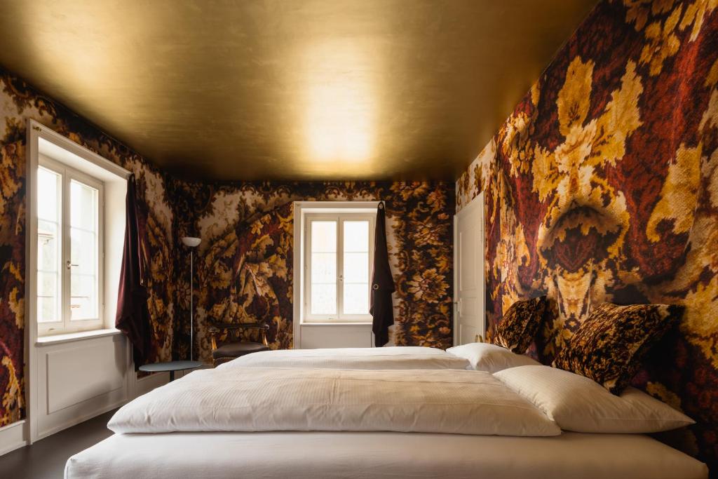 Postel nebo postele na pokoji v ubytování Post Hotel Löwe Mulegns