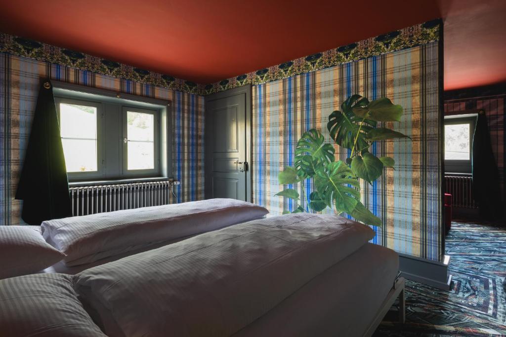 Postel nebo postele na pokoji v ubytování Post Hotel Löwe Mulegns