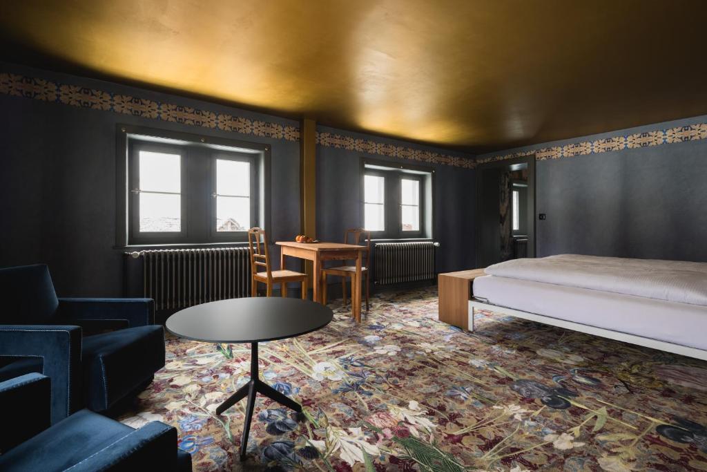 Postel nebo postele na pokoji v ubytování Post Hotel Löwe Mulegns