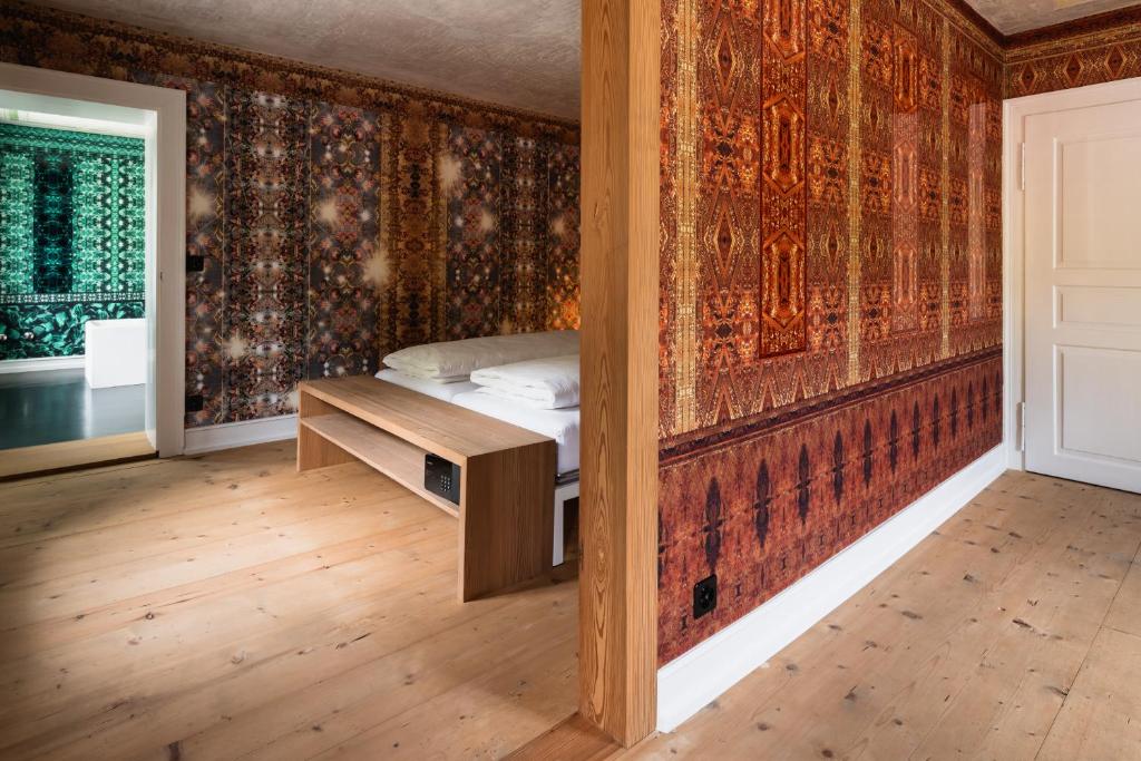 Postel nebo postele na pokoji v ubytování Post Hotel Löwe Mulegns