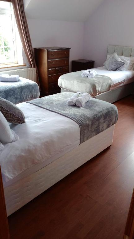 Postel nebo postele na pokoji v ubytování Tullynacrunat Lodge