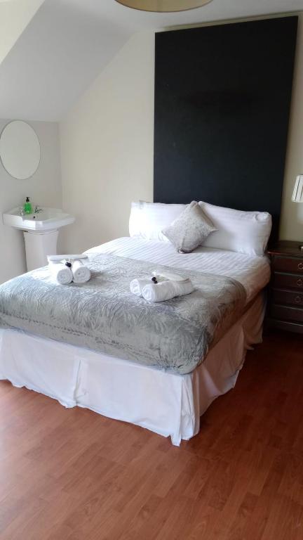 Postel nebo postele na pokoji v ubytování Tullynacrunat Lodge