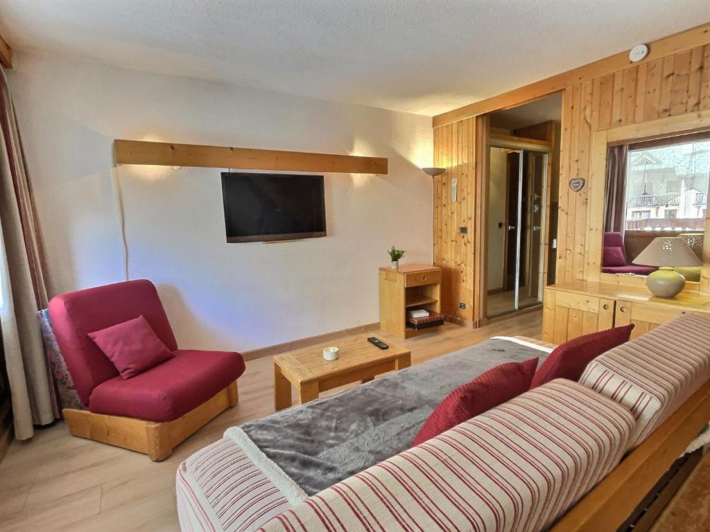 Televízia a/alebo spoločenská miestnosť v ubytovaní Grand studio mezzanine avec garage couvert à Val d'Isère - FR-1-411-868