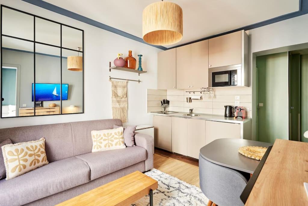 un salon avec un canapé et une table dans l'établissement Élégance Urbaine - 2 chambres, à Paris