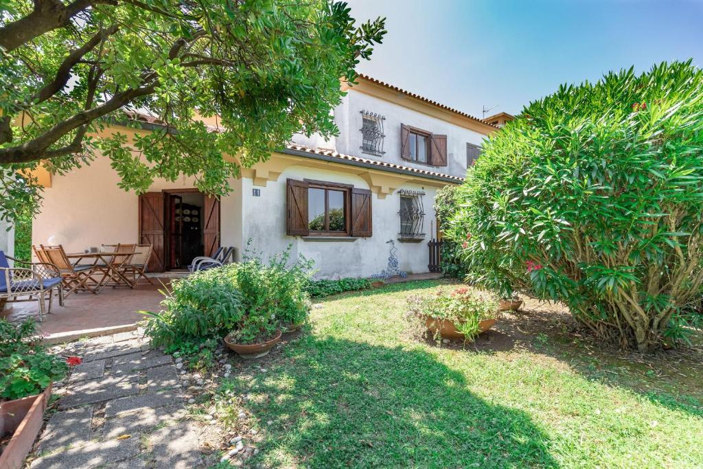 ポルト・レカナーティにあるItalian Experience-Villa Il Pescoの木々と植物の庭のある家