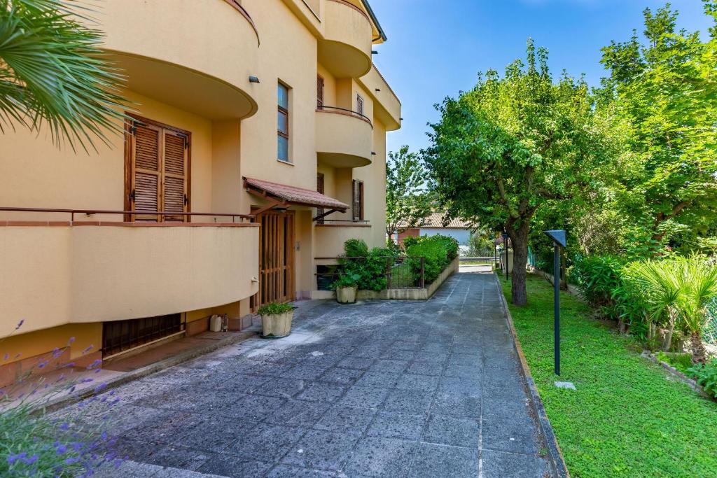dom z chodnikiem obok budynku w obiekcie Italian Experience-Numana Suite Apartment w mieście Numana