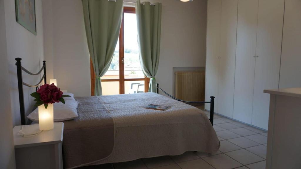 Łóżko lub łóżka w pokoju w obiekcie Italian Experience-Numana Suite Apartment