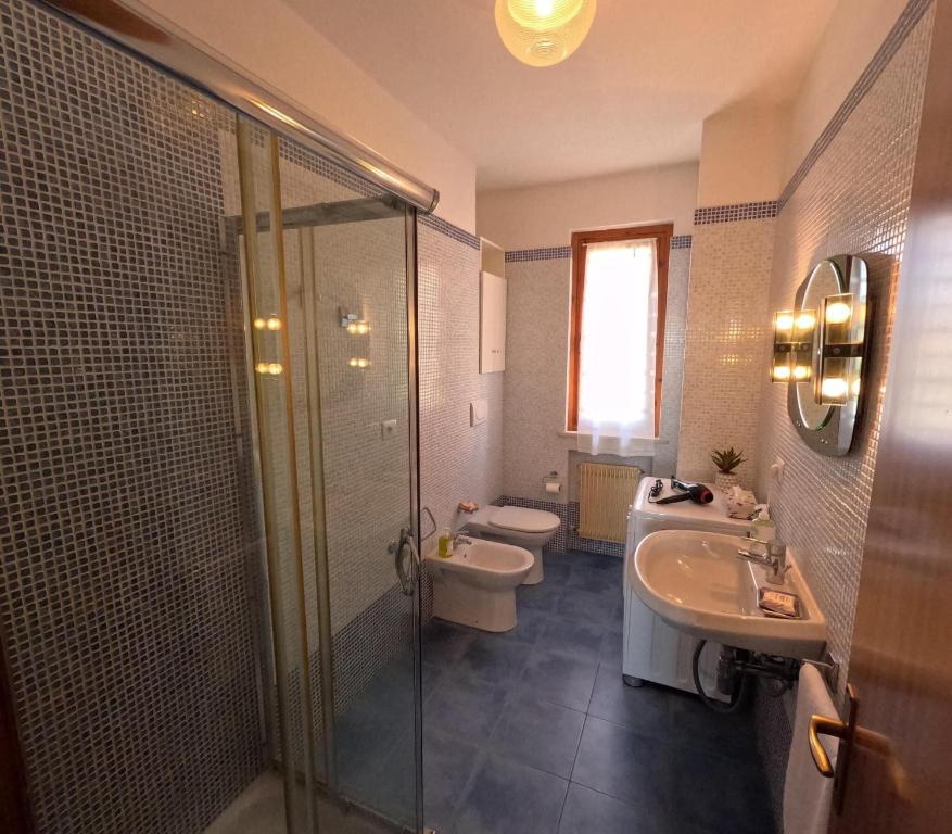W łazience znajduje się prysznic, umywalka i toaleta. w obiekcie Italian Experience-Numana Suite Apartment w mieście Numana