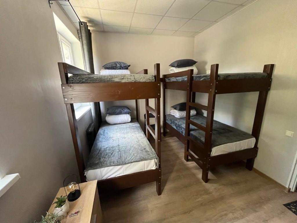 Narivoodi või narivoodid majutusasutuse Santel Apart Hostel toas