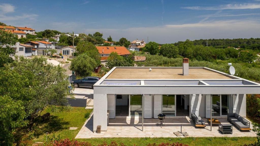 an overhead view of a house with a roof at Ferienhaus für 4 Personen und 2 Kinder in Vintijan, Istrien in Vintijan