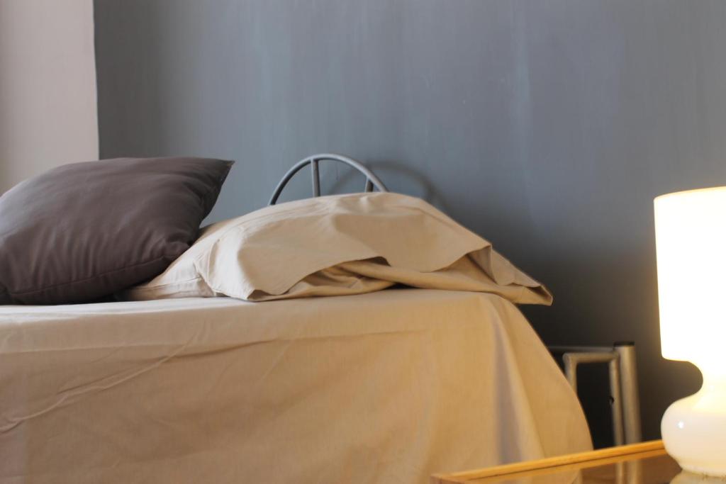 ein Bett mit zwei Kissen und einer Decke darauf in der Unterkunft L'albero Dei Limoni B&B in Taranto
