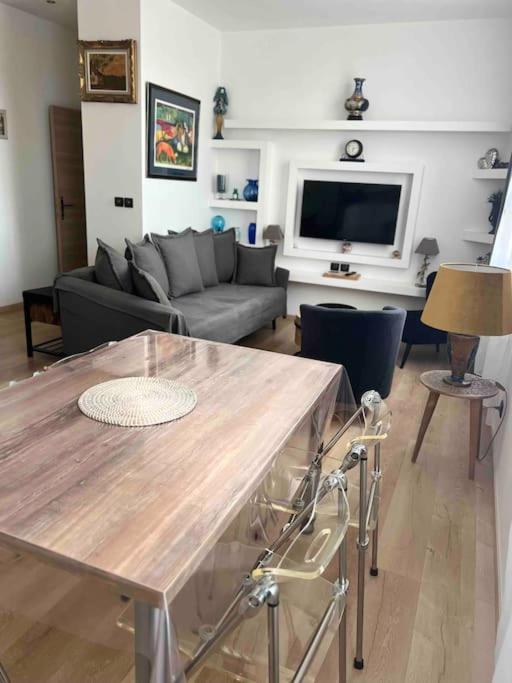 un salon avec un canapé et une table dans l'établissement Appartement cosy au Centre, à Montignac