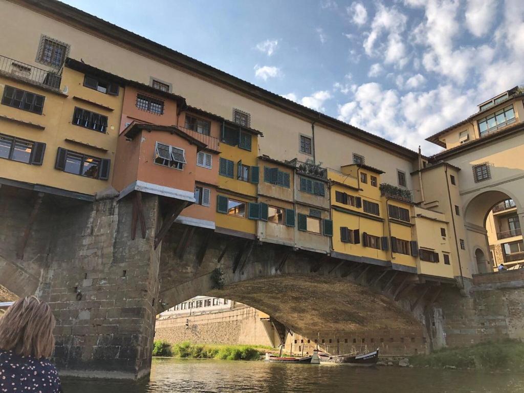 most nad rzeką z budynkiem w obiekcie Italian Experience-Dimora Fiorentina we Florencji