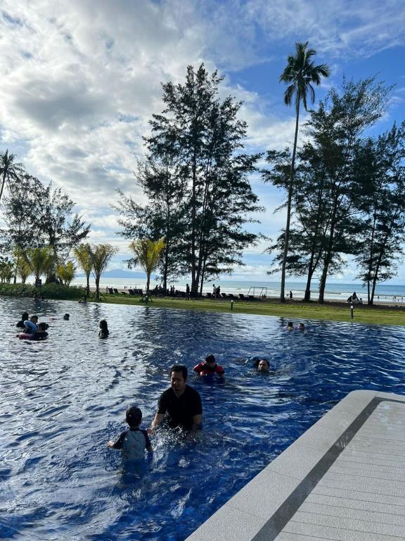 Bazén v ubytování SS Staycation 2 Roxy Sematan Beach Apt nebo v jeho okolí