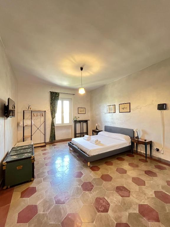 una camera con un grande letto di Il Nido apartment Roma, Attico ostiense a Roma