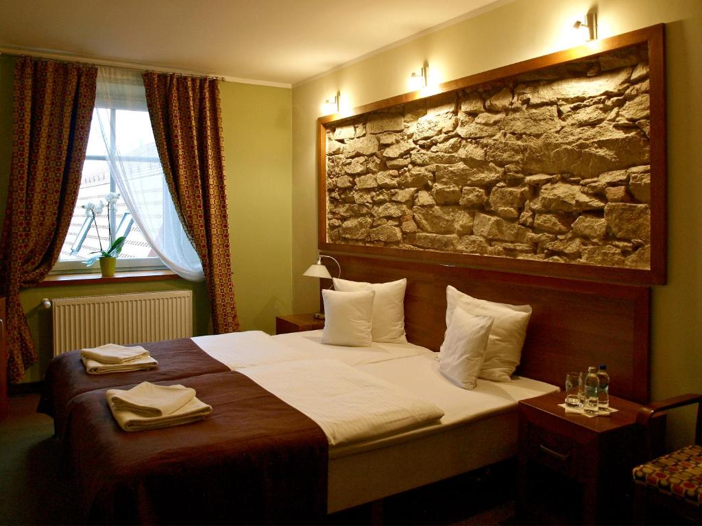 Ένα ή περισσότερα κρεβάτια σε δωμάτιο στο Hotel Ślęża