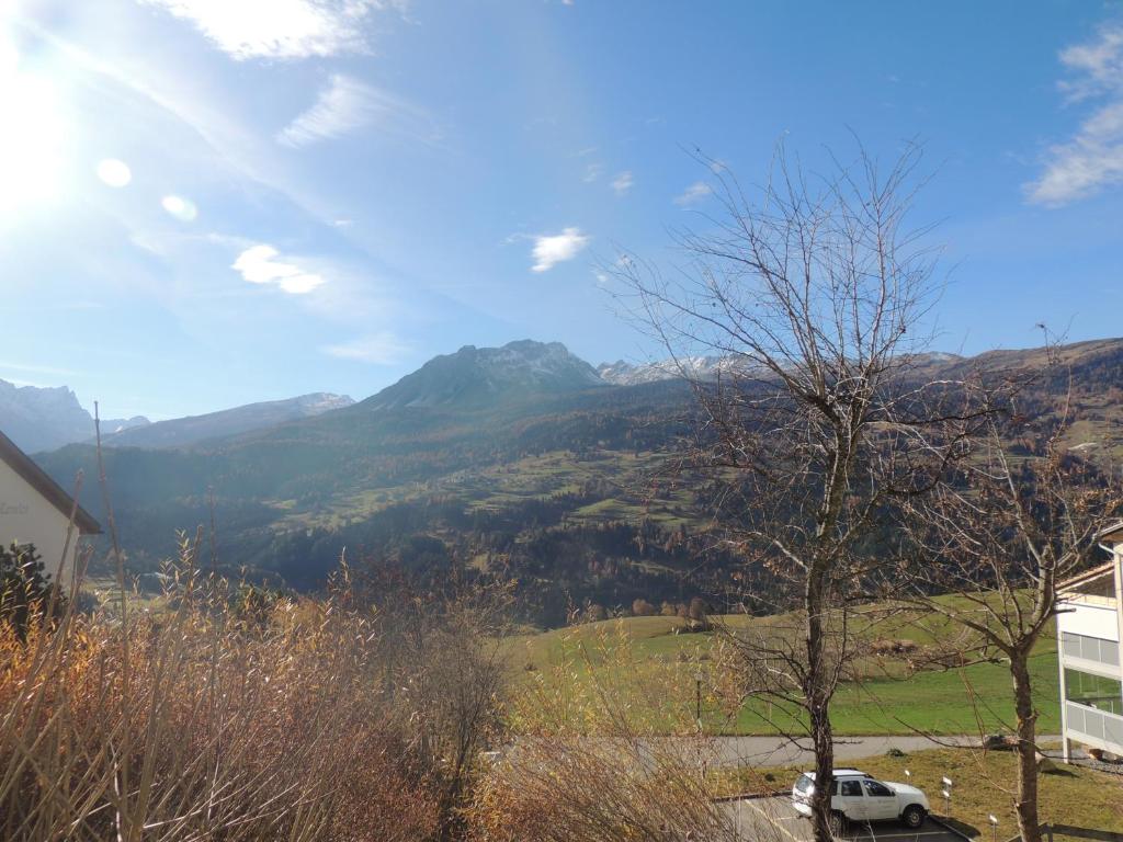 einen Blick auf ein Tal mit einem Berg im Hintergrund in der Unterkunft Haus Liaun 2 in Brienz