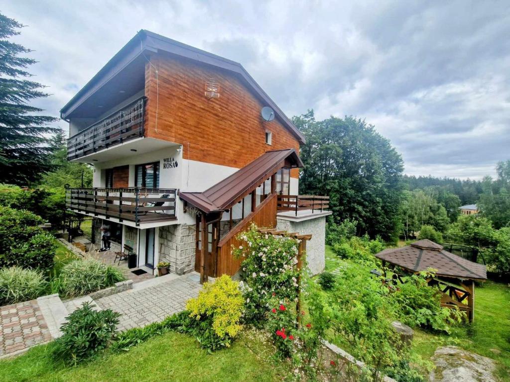 Budova, kde se vila nachází