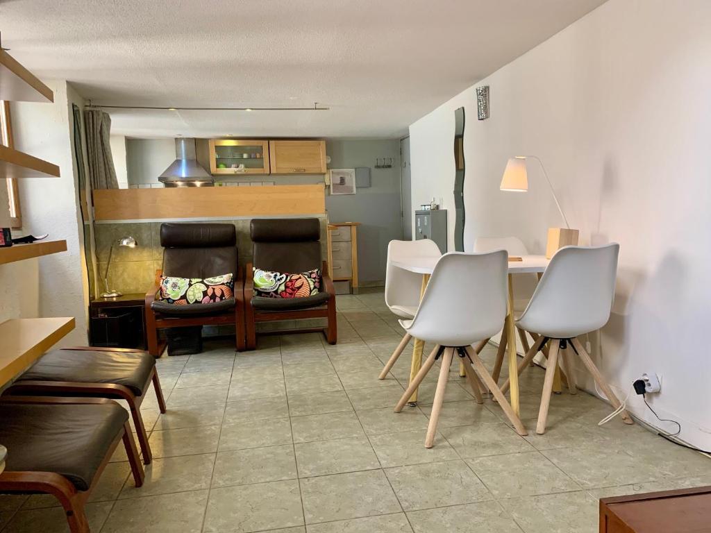 un salon avec une table et deux chaises dans l'établissement ApartHotel Riviera - DUPLEX MASCOINAT - Old Town Promenade des Anglais, à Nice