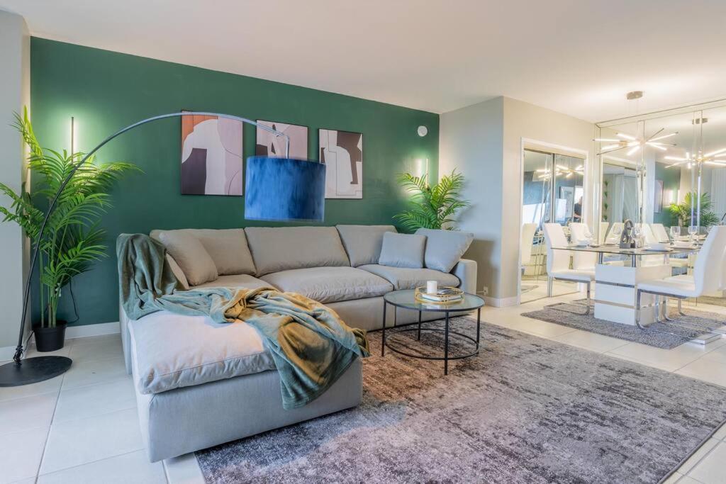 ein Wohnzimmer mit einer Couch und einem Tisch in der Unterkunft Relaxing Escape Oceanfront Pool Gem On The Beach in Fort Lauderdale