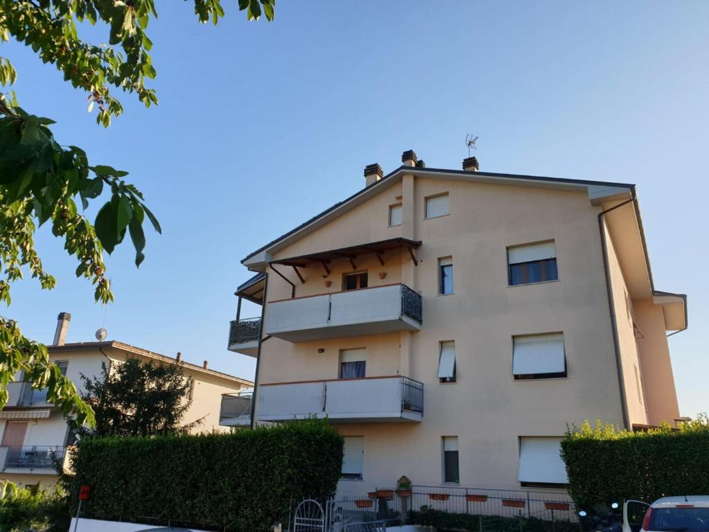 Un edificio con balcones a los lados. en Italian Experience-L'Attico di Castelfidardo, en Castelfidardo