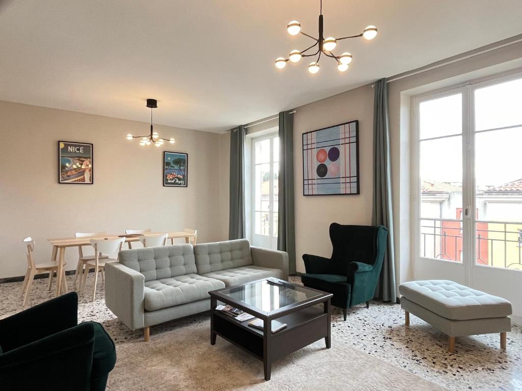 un salon avec un canapé et une table dans l'établissement 4 chambres. Nice French Riviera, à Nice