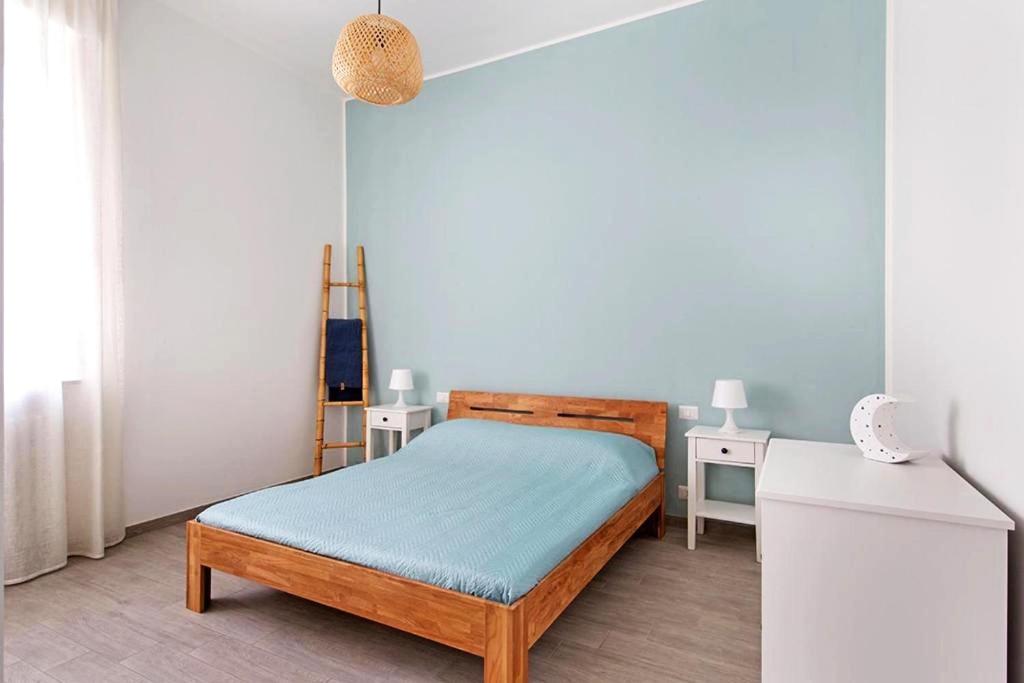 a small bedroom with a bed and a table at Casa Luna - Appartamento vicino al centro in Novara