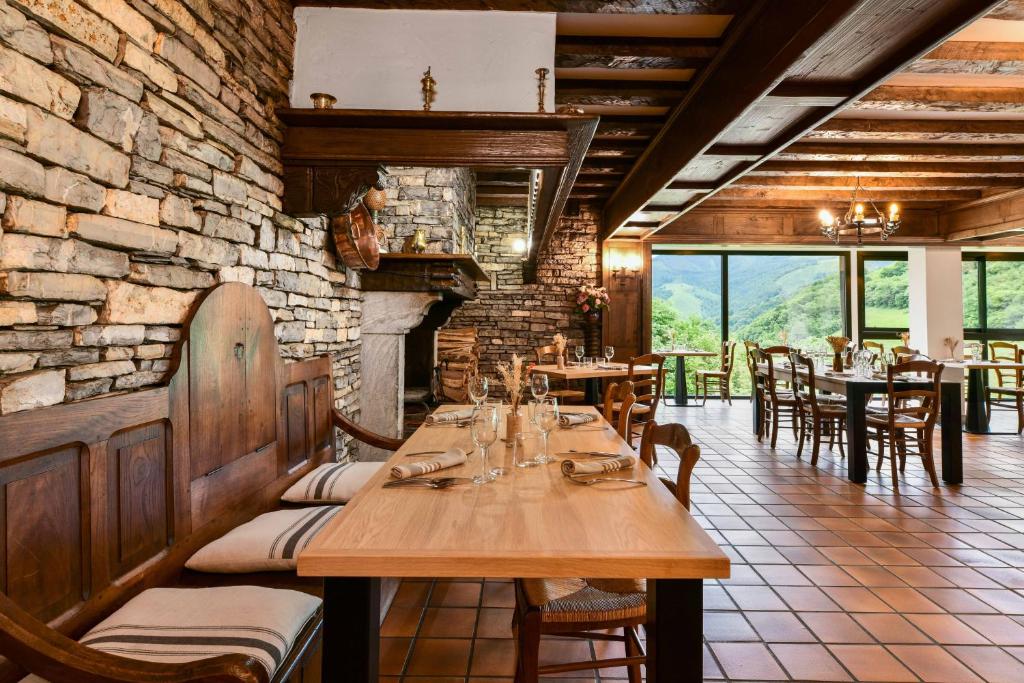 Restaurace v ubytování Logis Hôtel Etchemaïté