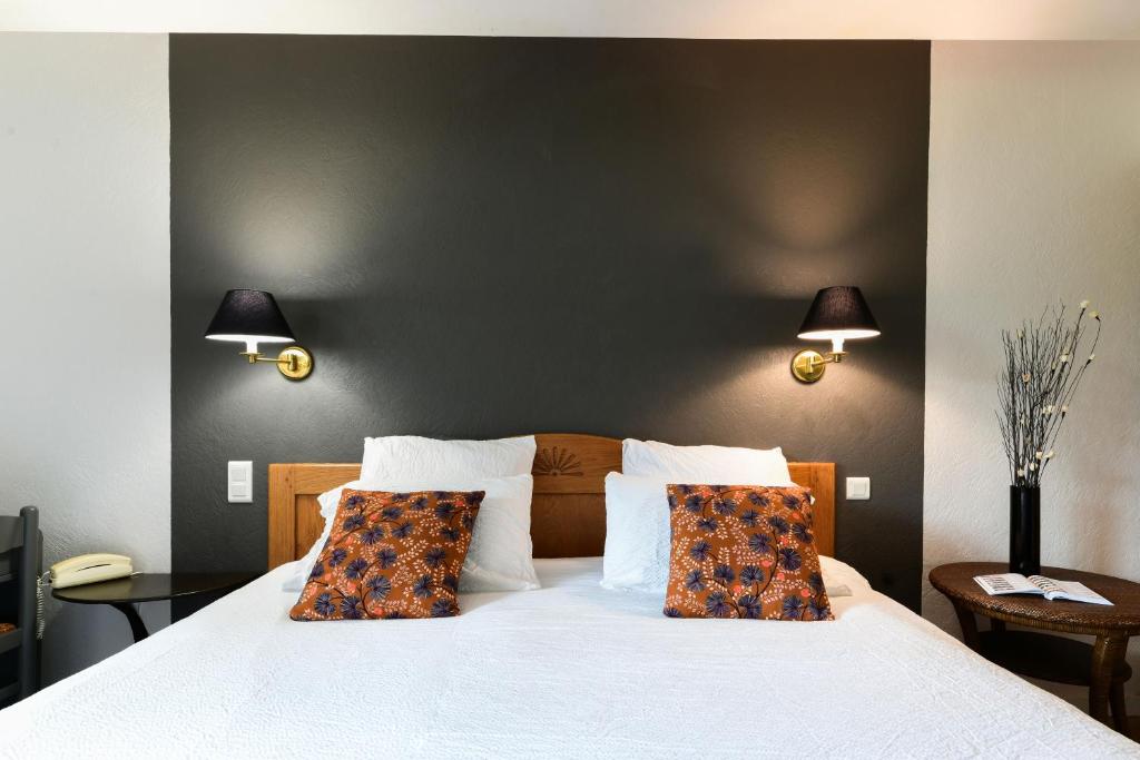 Postel nebo postele na pokoji v ubytování Logis Hôtel Etchemaïté