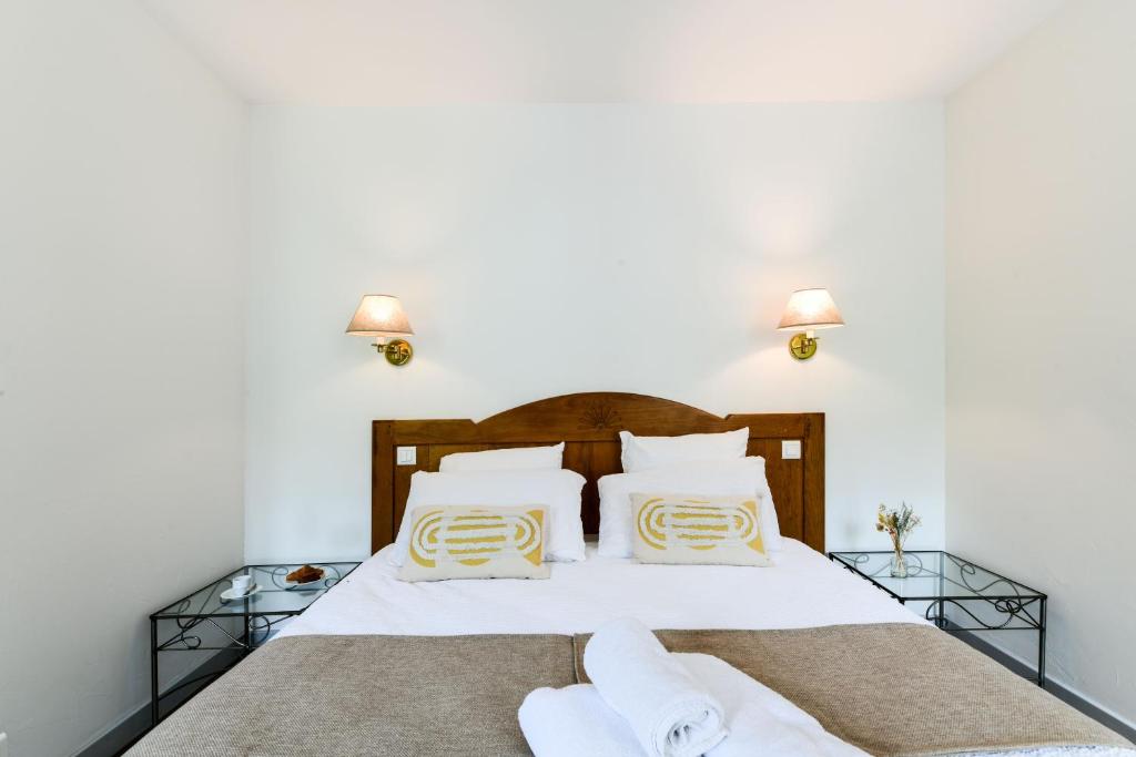 Postel nebo postele na pokoji v ubytování Logis Hôtel Etchemaïté
