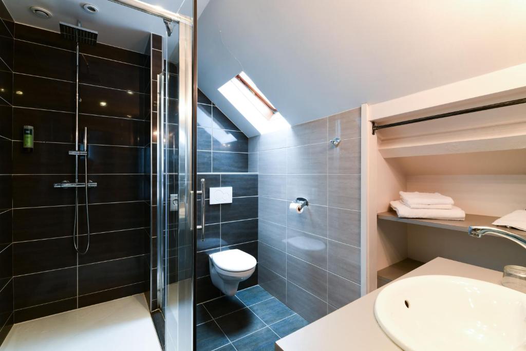 Koupelna v ubytování Logis Hôtel Etchemaïté