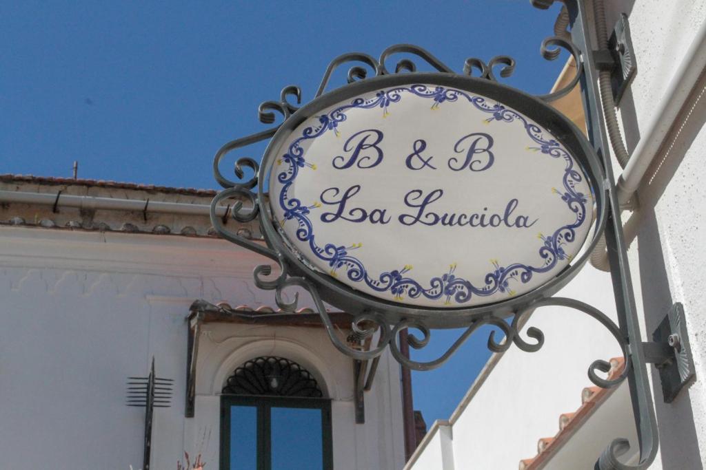 un cartello sul lato di un edificio di La Lucciola ad Amalfi