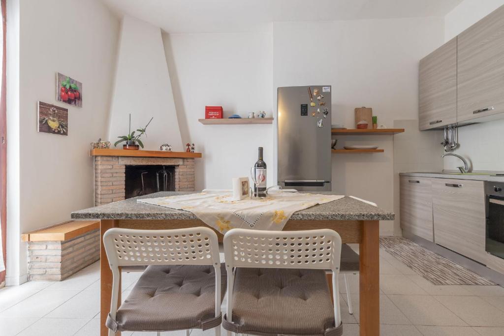 MontariceにあるItalian Experience- Il Colle Sul Mare Holiday Homeのテーブルと椅子、冷蔵庫のあるキッチン