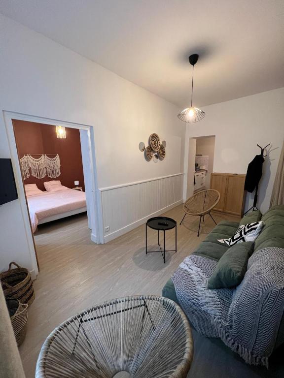 - un salon avec un canapé et une chambre dans l'établissement LE Zen, à Nîmes