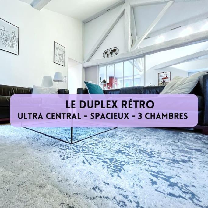 - un lit dans une chambre avec un panneau dans l'établissement Le Duplex Rétro, à Nantes