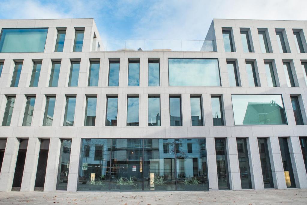um grande edifício de escritórios com muitas janelas em Antwerp Central Youth Hostel em Antuérpia