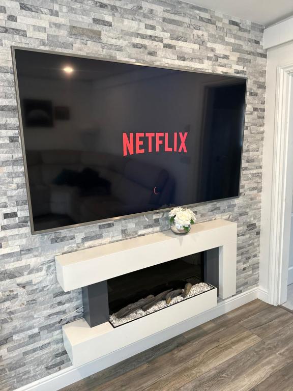 TV a/nebo společenská místnost v ubytování 3 Bedroom Guest House in Dudley