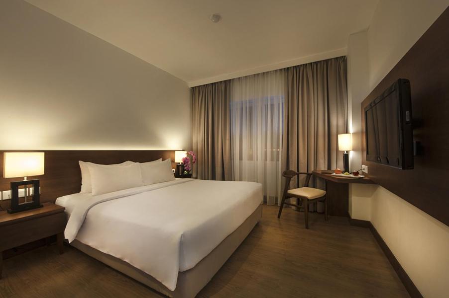 A bed or beds in a room at d'primahotel Tangerang