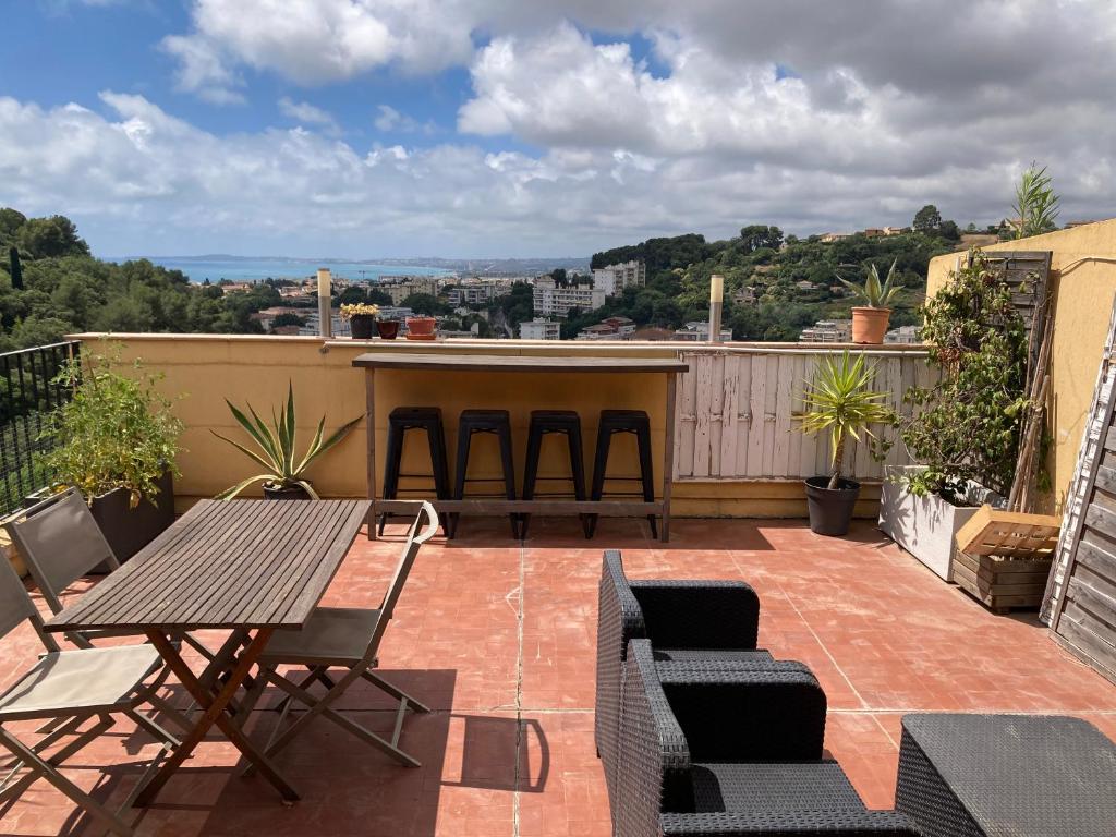 Photo de la galerie de l'établissement T2 Traversant avec une grande terrasse et Piscine, à Cagnes-sur-Mer