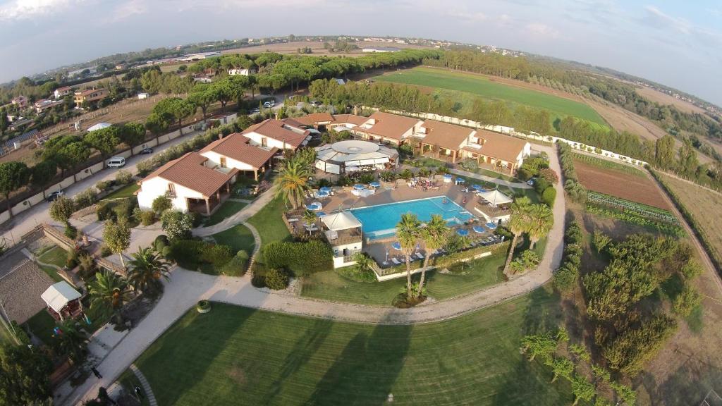  Elle offre une vue aérienne sur une demeure de caractère dotée d'une piscine. dans l'établissement Corte In Fiore, à Ardea