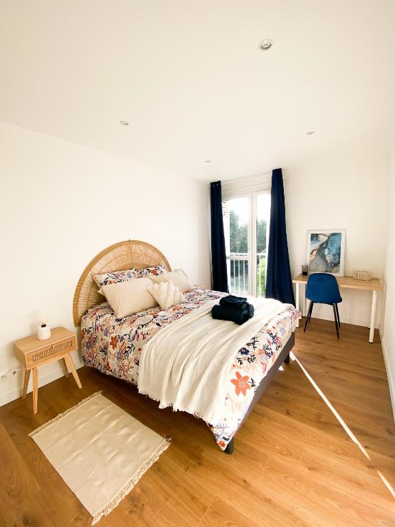 une chambre avec un grand lit et une fenêtre dans l'établissement Chambre privée dans logement partagé, à Toulouse