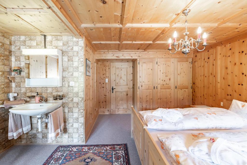 Postel nebo postele na pokoji v ubytování Suot Chaste Tarasp