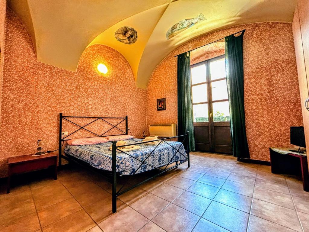 ein Schlafzimmer mit einem Bett in einem Zimmer in der Unterkunft Antica Dimora - Appartamento 2 in Bosa