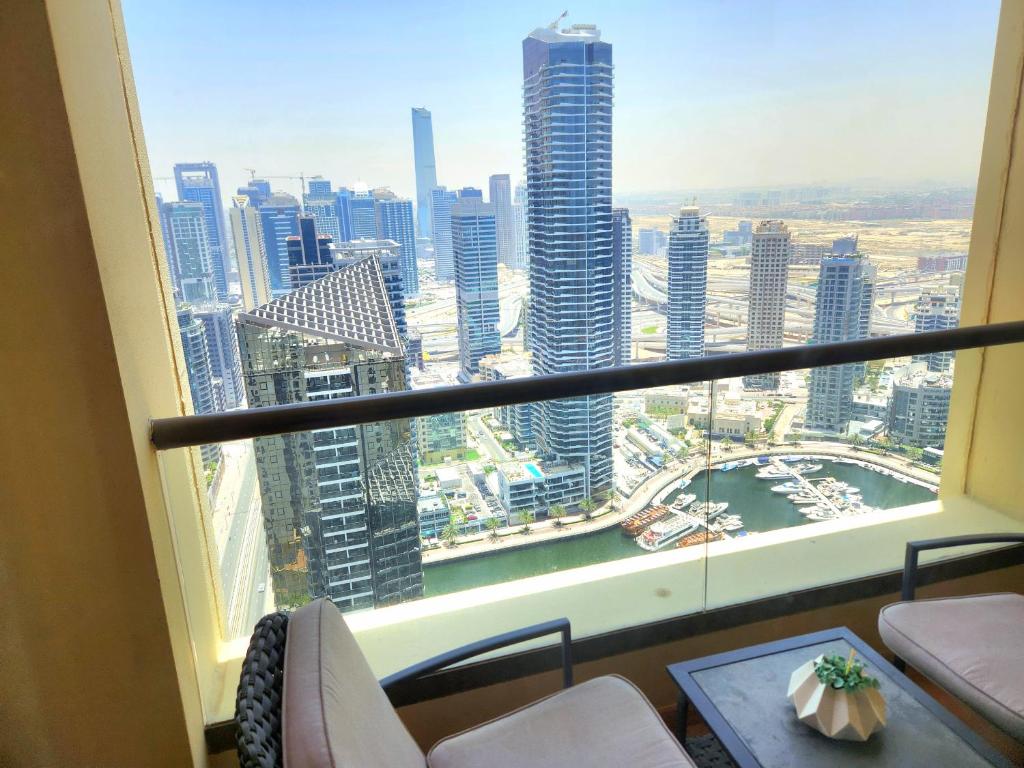 Nespecifikovaný výhled na destinaci Dubaj nebo výhled na město při pohledu z apartmánu