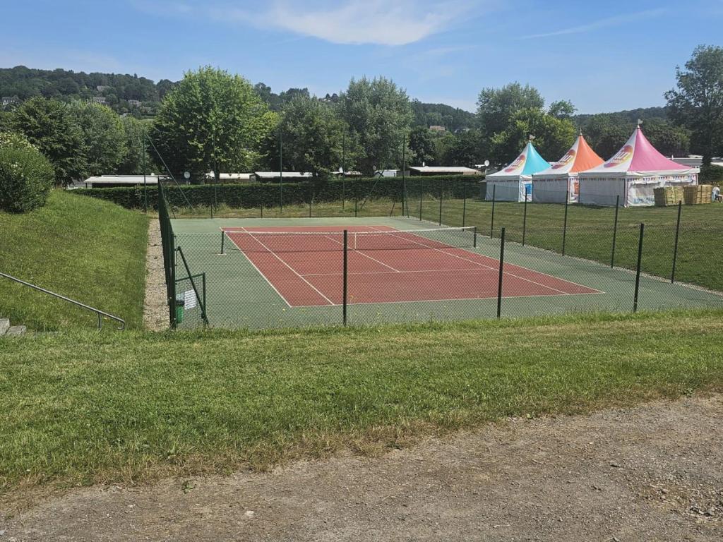 Tenis a/nebo squash v ubytování Mobil-home 4 personnes dans camping 5 étoiles proche de la mer nebo okolí