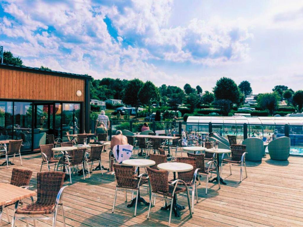 Restaurace v ubytování Mobil-home 4 personnes dans camping 5 étoiles proche de la mer