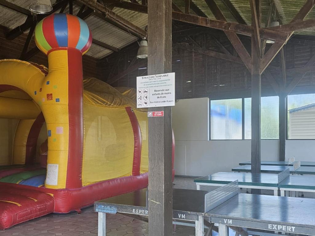 Dětský klub v ubytování Mobil-home 4 personnes dans camping 5 étoiles proche de la mer